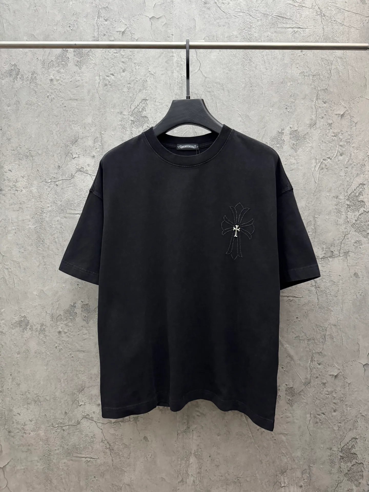 P220 top version, real shot without P, ​​different from market currency) 𝗖𝗵𝗿𝗼𝗺𝗲 𝗛𝗲𝗮𝗿𝘁𝘀/Croxin 2026 Spring New Original Single Counter American Washed 3D Three-dimensional Embroidered Couple Short Sleeves 👑The highest version! Customized fabric 320 grams, washed and fried. Best-selling model at the counter. Very comfortable to wear. Accessories: Original molded and authenticated collar label➕100% silk wash label. Genuine purchase-grade original hangtag➕matching hanging rope➕3D hanging beads➕original packaging bag. Craftsmanship: The original version has consistent wiring! The highest version of the armhole matching technique! Color: Gray Black Size: S M L XL Style No.: 6613